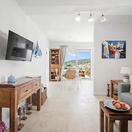 Stunning Seaview Retreat With Terrace Apartmán